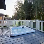 Barakah With Hot Tub Holiday home
